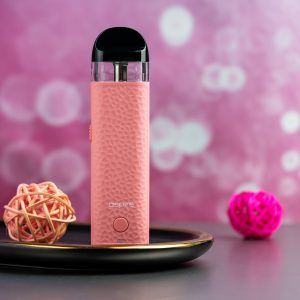 Aspire Minican 4 粉色主機擺拍於夢幻粉紫背景,展現時尚氣質風格